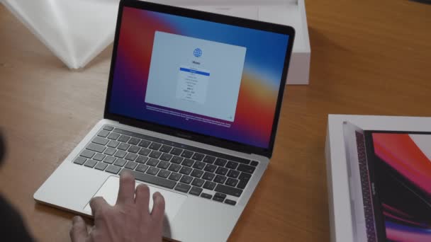Настройка Apple MacBook Pro 13 кремниевый чип M1 ноутбук. Новый ноутбук MacBook Pro в конце 2020 года с дисплеем Retina IPS в цветах True Tone, LED, touch bar, USB typeC. Со звуком. Киев, Украина, февраль 2021 года — стоковое видео