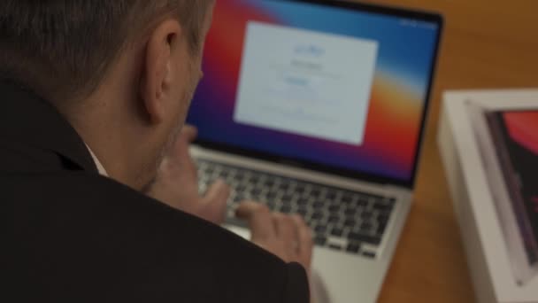 Propietario de la instalación de Apple MacBook Pro 13 M1 portátil. Nuevo portátil MacBook Pro a finales de 2020 con pantalla Retina IPS en colores True Tone, led, barra táctil, USB typeC, Kiev, Ucrania, febrero 2021 — Vídeo de stock