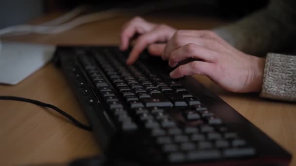 Uma pessoa sentada em uma mesa usando um mouse e teclado de computador — Vídeo de Stock