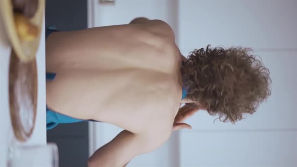 Meztelen férfi küld légpuszit és mutat szeretet jelet a konyhában. Ételpornó koncepció. Kiváló minőségű FullHD felvételek — Stock videók