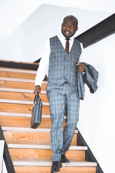 Happy Laughing Rich African American Businessman. Erfolgreicher Top-Manager im schicken teuren Anzug, der die Treppe herunterkommt. Konzept des reichen Lebens, erfolgreich — Stockfoto