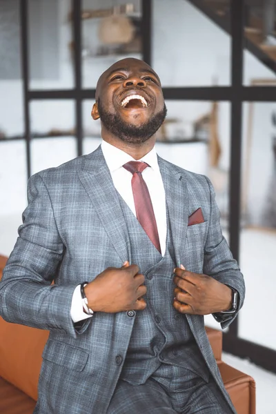 Gesture of Super Nöjd med sitt liv Man. Lyxig afro amerikanska skratt från hjärtat och är nöjd med vad som händer — Stockfoto