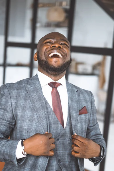 Feliz hombre de negocios afroamericano rico y sonriente. Exitoso magnate de los medios con elegante traje caro. Concepto de la vida rica, Exitoso — Foto de Stock