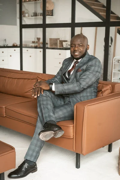 Framgångsrik Ung Affärsman African American Guy Stylish Expensive Suit Fällde — Stockfoto