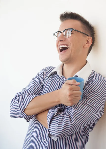 Arbeiter in Brille mit blauem Becher lacht — Stockfoto