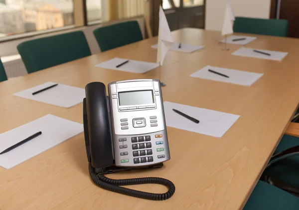 Telefon na stole w sali konferencyjnej — Zdjęcie stockowe