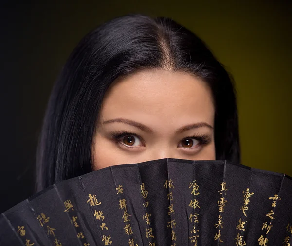 Ritratto di donna asiatica con ventaglio a mano — Foto Stock