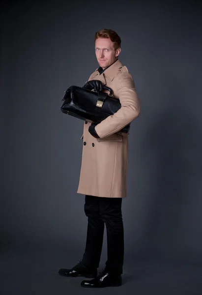 Eleganter Mann mit Handtasche — Stockfoto