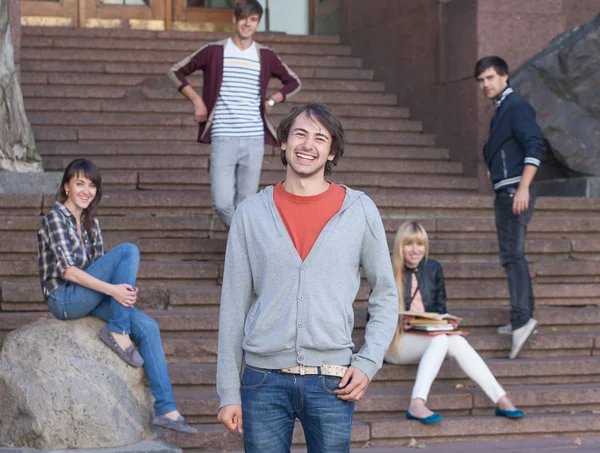 Grupo de estudiantes al aire libre — Foto de Stock
