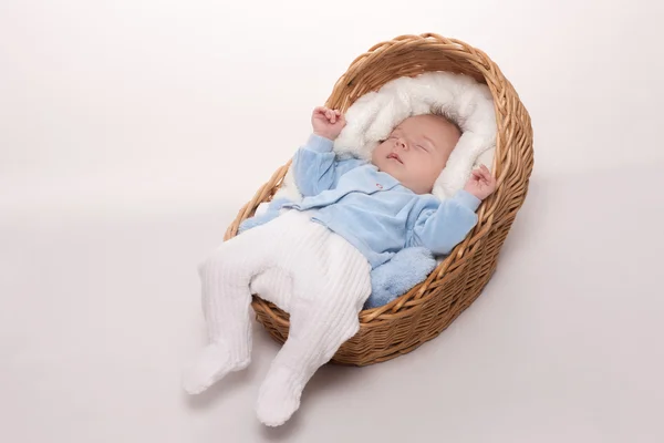 New born baby sleeps in basket — Stock Photo, Image