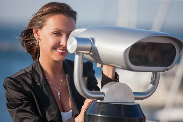 用双筒望远镜在海港附近的女人 — 图库照片