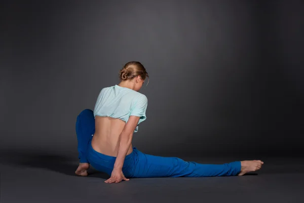 Bella donna stretching — Foto Stock