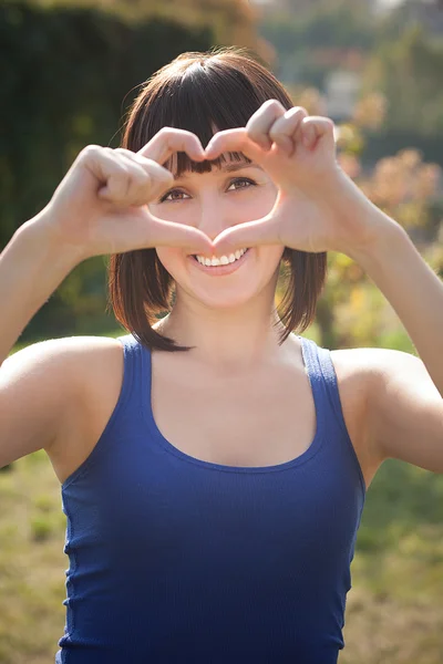 Hermosa mujer mostrar amor signo — Foto de Stock