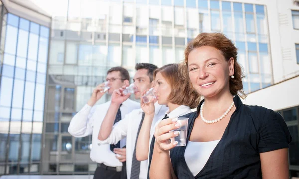 Büroangestellte trinken Wasser — Stockfoto