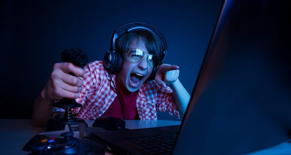 Ragazzo emotivo giocare al videogioco — Foto Stock