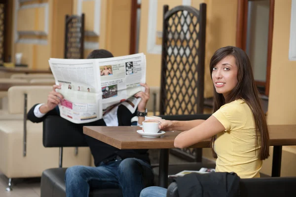 Junges schönes Mädchen über Tisch mit Tasse — Stockfoto