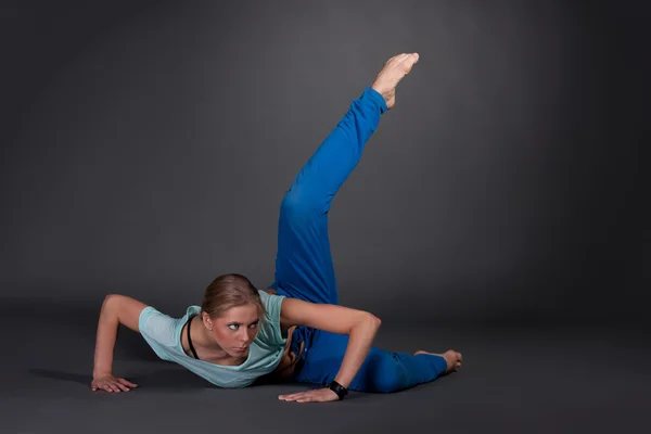 Bella donna stretching — Foto Stock