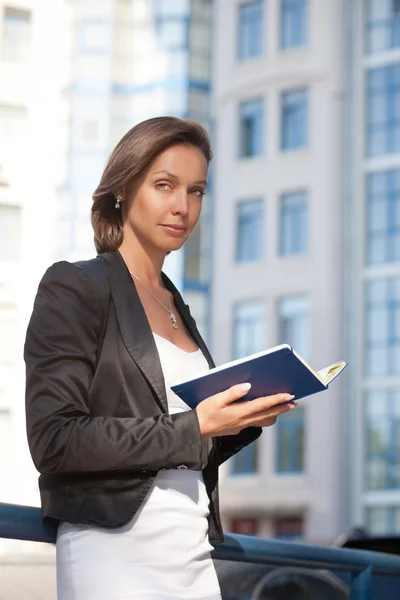 Mujer de negocios con diario — Foto de Stock