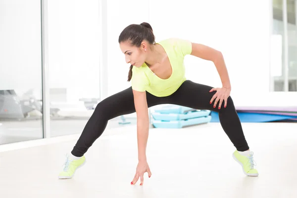 Hermosa mujer deportiva en el gimnasio — Foto de Stock