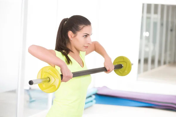 Hermosa mujer deportiva en el gimnasio — Foto de Stock