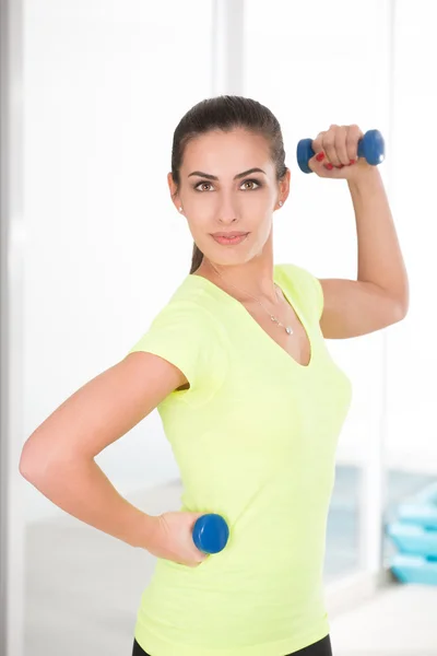 Vackra sportiga kvinnan i gym — Stockfoto