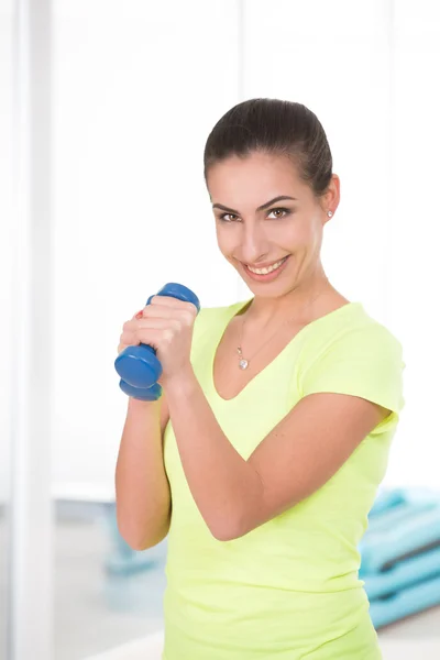 Vackra sportiga kvinnan i gym — Stockfoto