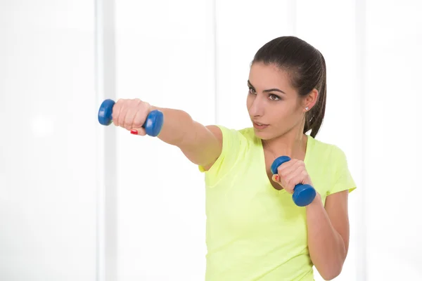 Vackra sportiga kvinnan i gym — Stockfoto