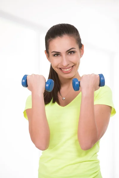 Mooie sportieve vrouw in gym — Stockfoto