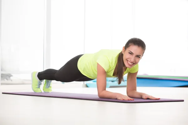 Hermosa mujer deportiva en el gimnasio — Foto de Stock