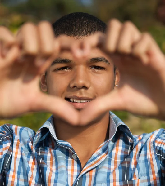 Jovem mostrar sinal de amor — Fotografia de Stock