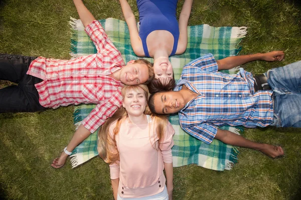 Jóvenes felices al aire libre — Foto de Stock