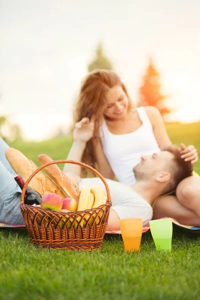 Par i picknick — Stockfoto