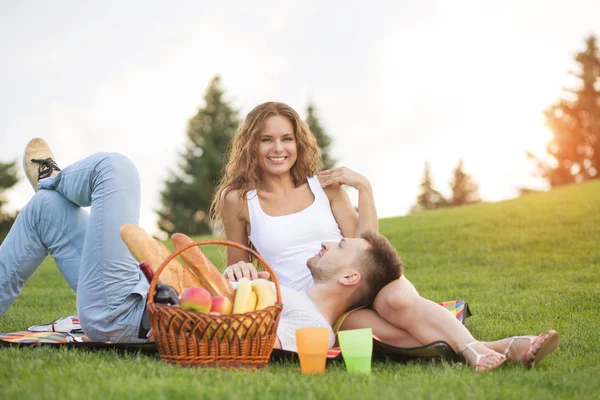 Par i picknick — Stockfoto