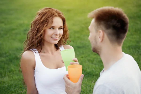 Coppia in picnic — Foto Stock