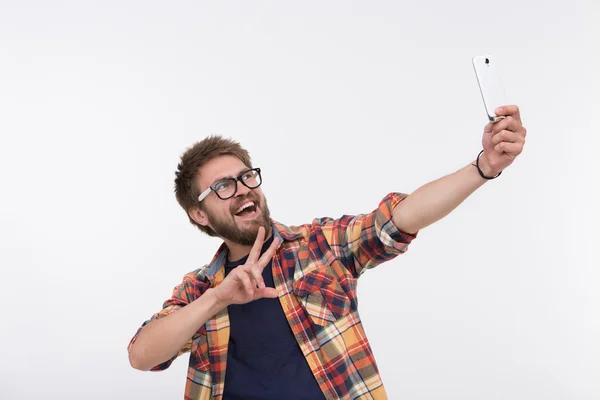 Sakallı adam ile smartphone — Stok fotoğraf