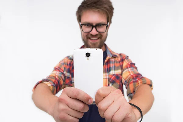 Pria berjenggot dengan smartphone — Stok Foto