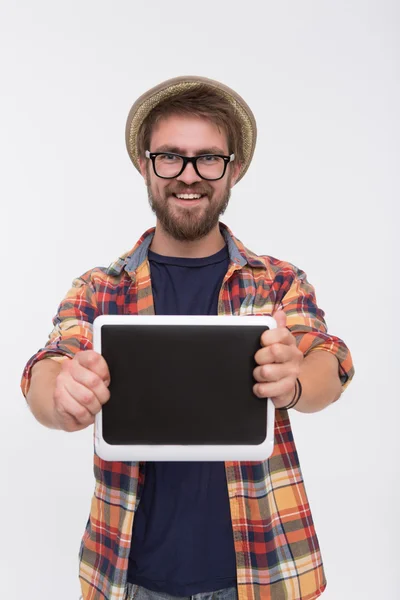 Bärtiger Mann mit Tablet-PC — Stockfoto