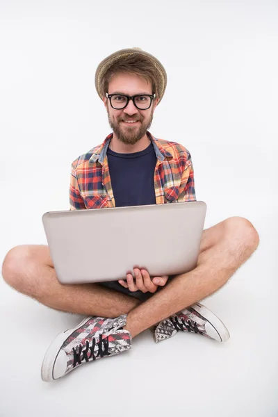 Bärtiger Mann mit Laptop — Stockfoto