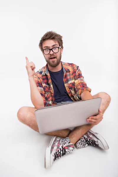 Uomo barbuto con laptop — Foto Stock