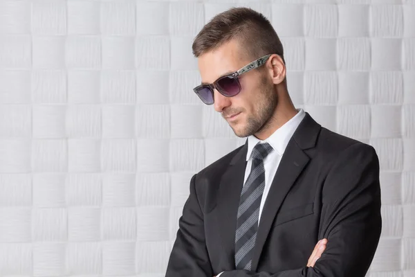 Бизнесмен в солнечных очках — стоковое фото