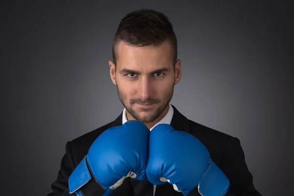 Zakenman in bokshandschoenen — Stockfoto