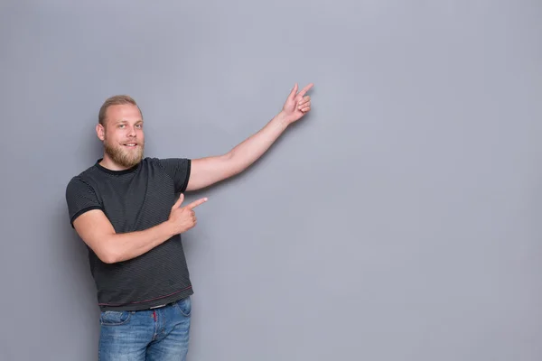 Sonriente hombre barbudo — Foto de Stock