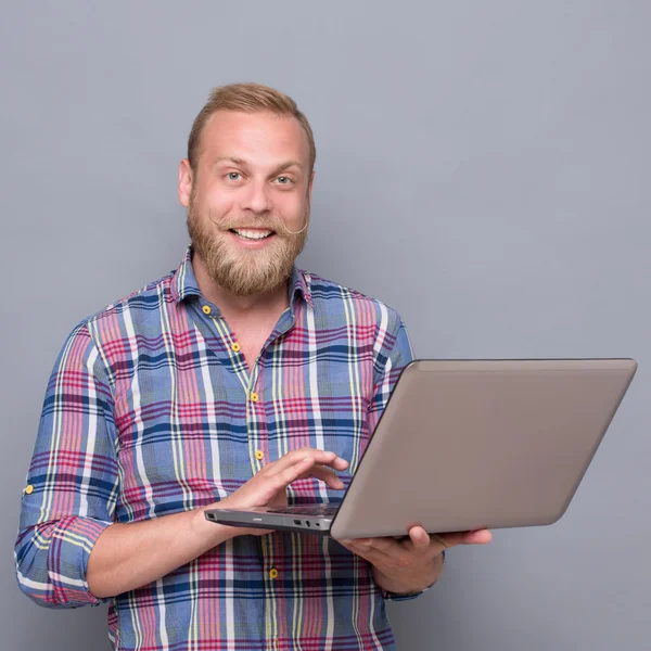 Homem barbudo com laptop — Fotografia de Stock