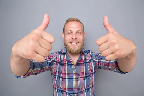 Zâmbind barbă om — Fotografie, imagine de stoc