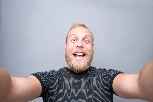 Sonriente hombre barbudo —  Fotos de Stock