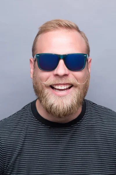 Smilende skjeggete mann i solbriller – stockfoto