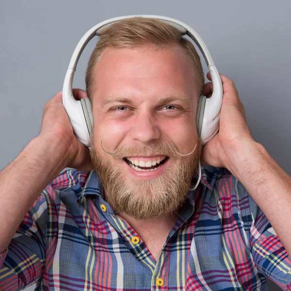 Homem barbudo em fones de ouvido — Fotografia de Stock