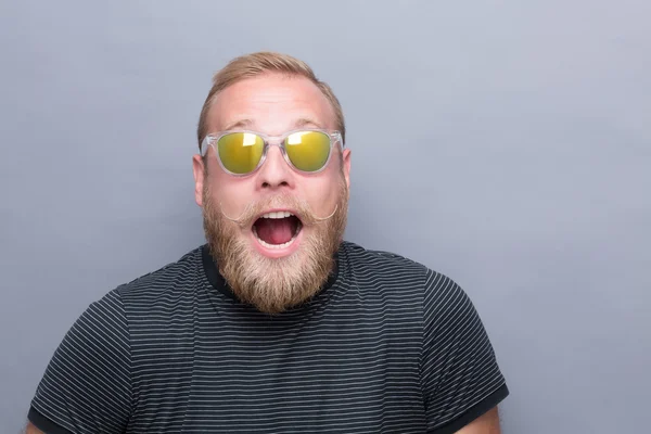 Hombre barbudo sorprendido en gafas de sol — Foto de Stock