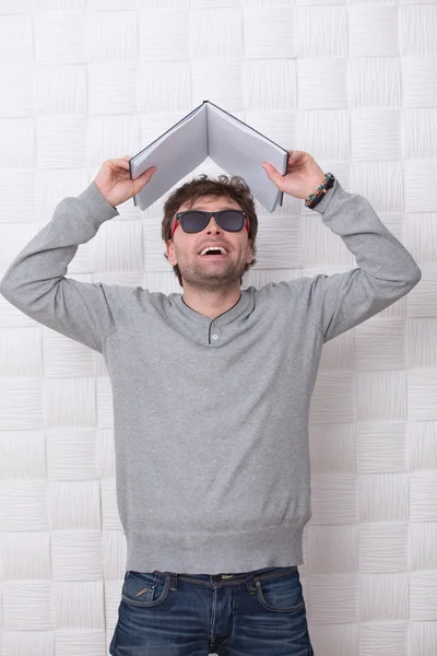 Hombre guapo en gafas de sol —  Fotos de Stock