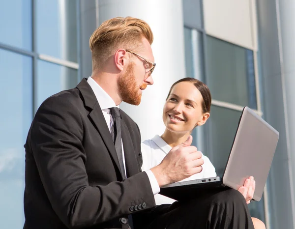 Geschäftsleute mit Laptop — Stockfoto